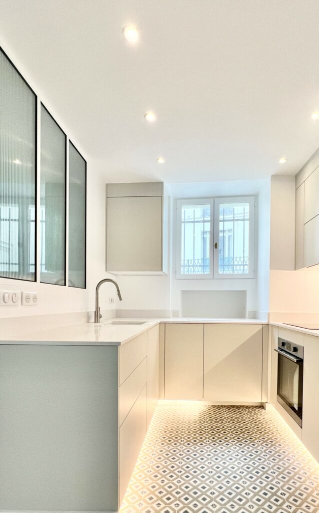 Cuisine minimaliste et moderne haussmannien